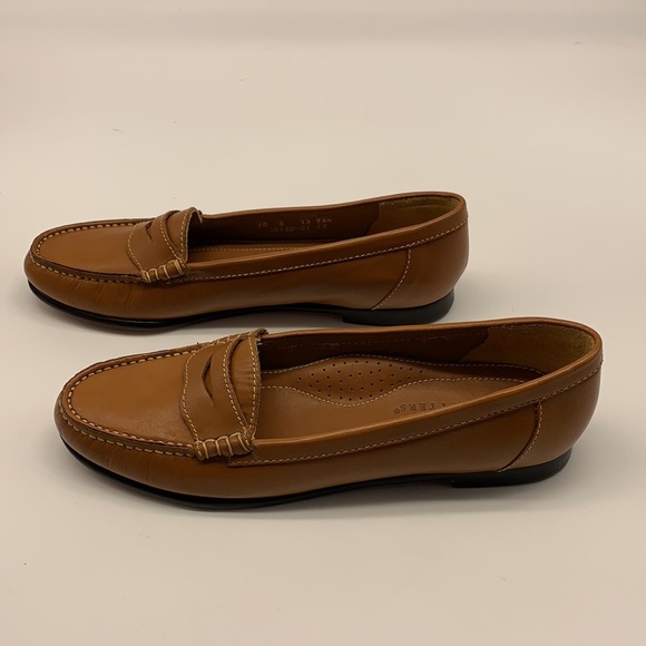 Trotters Brown Leather Slip On Loafer - Picture 2 of 8